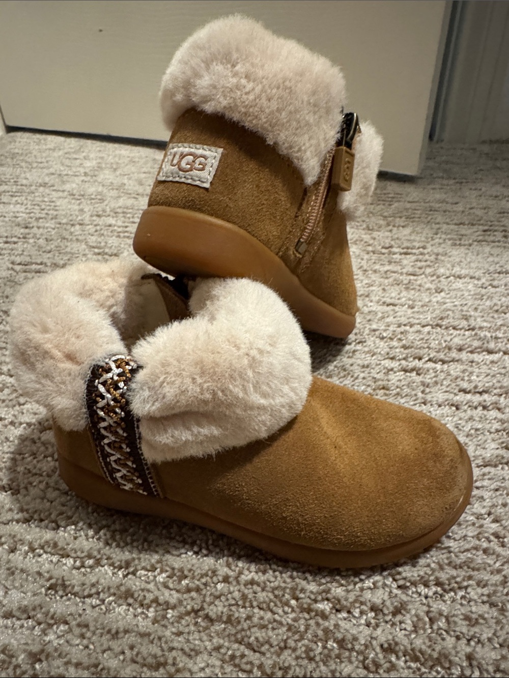 UGG Chestnut/Tan Suede Kids Shearling Boot sz 9